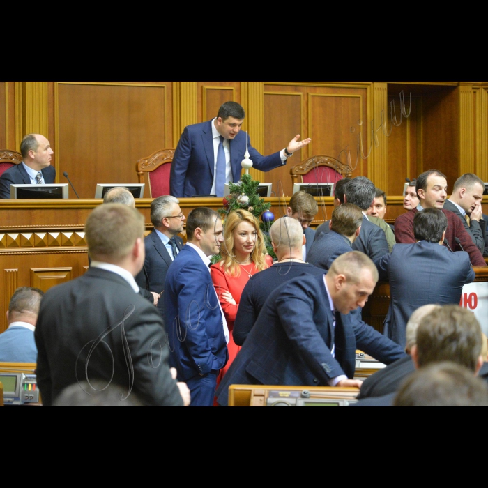Пленарне засідання ВР України. Народні депутати заблокували трибуну з вимогою проведення повторних виборів у Кривому Розі.
