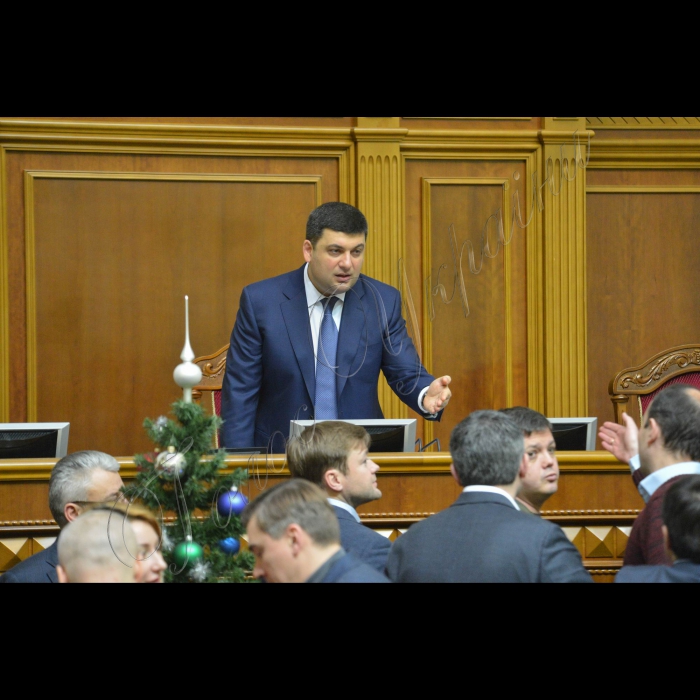Пленарне засідання ВР України. Народні депутати заблокували трибуну з вимогою проведення повторних виборів у Кривому Розі.
