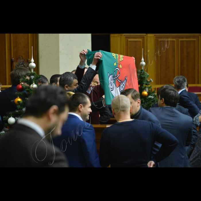 Пленарне засідання ВР України. Народні депутати заблокували трибуну з вимогою проведення повторних виборів у Кривому Розі.
