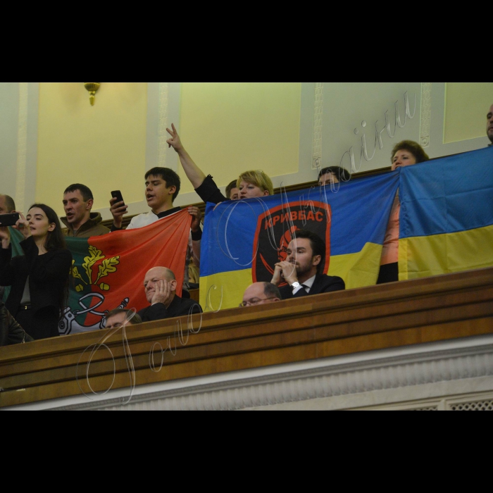 Пленарне засідання ВР України. Народні депутати заблокували трибуну з вимогою проведення повторних виборів у Кривому Розі.
