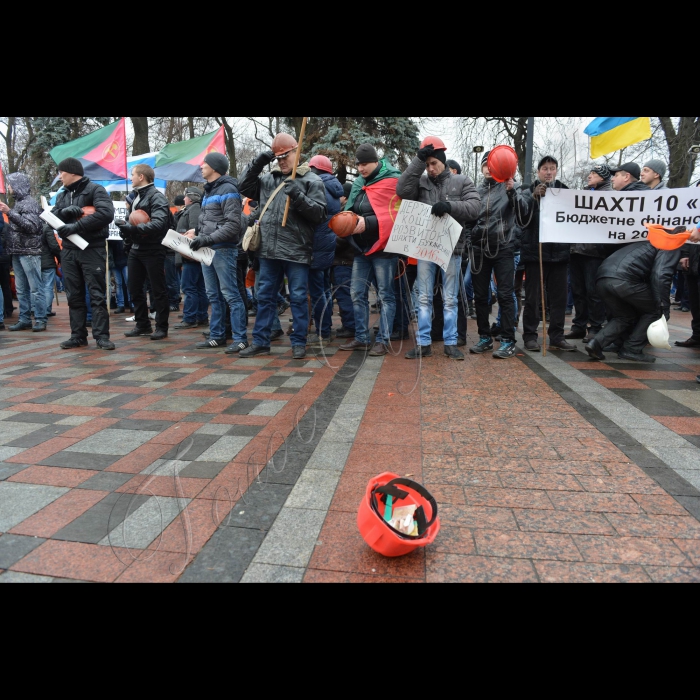 Біля будинку Верховної Ради України відбулася акція протесту «Шахтарі вимагають забезпечити стабільну роботу вугледобувних підприємств України». 