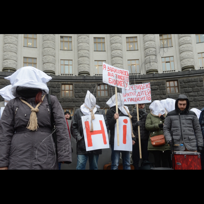 Біля КМУ відбулася акція «Приречені», під час якої пацієнти, обурені недофінансованим проектом бюджету-2016 на закупівлю ліків для важкохворих українців, вишикуються в живу стіну навпроти Кабінету міністрів України.  Учасники  вимагатимуть забезпечити пацієнтів потрібним лікуванням та закласти у Бюджет на 2016 рік кошти для лікування важкохворих українців, що розраховані МОЗ. Під час акції активісти проведуть прес-брифінг, в якому візьмуть участь: Ольга Стефанишина, БФ «Пацієнти України»; Ірина Ревенко, пацієнтка, хвора на гепатит В і С, активіст БФ “Пацієнти України”; Дмитро Шерембей, ВБО “Всеукраїнська мережа ЛЖВ”; Наталія Тимощук, громадська спілка «Орфалайф-Україна»  