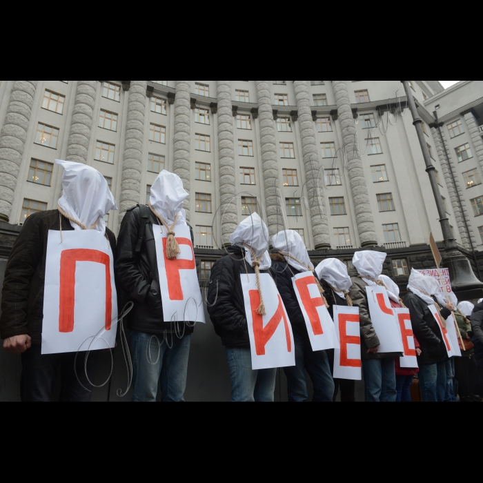 Біля КМУ відбулася акція «Приречені», під час якої пацієнти, обурені недофінансованим проектом бюджету-2016 на закупівлю ліків для важкохворих українців, вишикуються в живу стіну навпроти Кабінету міністрів України.  Учасники  вимагатимуть забезпечити пацієнтів потрібним лікуванням та закласти у Бюджет на 2016 рік кошти для лікування важкохворих українців, що розраховані МОЗ. Під час акції активісти проведуть прес-брифінг, в якому візьмуть участь: Ольга Стефанишина, БФ «Пацієнти України»; Ірина Ревенко, пацієнтка, хвора на гепатит В і С, активіст БФ “Пацієнти України”; Дмитро Шерембей, ВБО “Всеукраїнська мережа ЛЖВ”; Наталія Тимощук, громадська спілка «Орфалайф-Україна»  