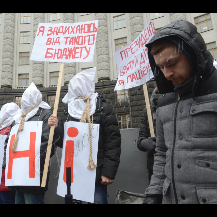Біля КМУ відбулася акція «Приречені», під час якої пацієнти, обурені недофінансованим проектом бюджету-2016 на закупівлю ліків для важкохворих українців, вишикуються в живу стіну навпроти Кабінету міністрів України.  Учасники  вимагатимуть забезпечити пацієнтів потрібним лікуванням та закласти у Бюджет на 2016 рік кошти для лікування важкохворих українців, що розраховані МОЗ. Під час акції активісти проведуть прес-брифінг, в якому візьмуть участь: Ольга Стефанишина, БФ «Пацієнти України»; Ірина Ревенко, пацієнтка, хвора на гепатит В і С, активіст БФ “Пацієнти України”; Дмитро Шерембей, ВБО “Всеукраїнська мережа ЛЖВ”; Наталія Тимощук, громадська спілка «Орфалайф-Україна»  
