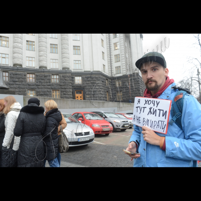 Біля КМУ відбулася акція «Приречені», під час якої пацієнти, обурені недофінансованим проектом бюджету-2016 на закупівлю ліків для важкохворих українців, вишикуються в живу стіну навпроти Кабінету міністрів України.  Учасники  вимагатимуть забезпечити пацієнтів потрібним лікуванням та закласти у Бюджет на 2016 рік кошти для лікування важкохворих українців, що розраховані МОЗ. Під час акції активісти проведуть прес-брифінг, в якому візьмуть участь: Ольга Стефанишина, БФ «Пацієнти України»; Ірина Ревенко, пацієнтка, хвора на гепатит В і С, активіст БФ “Пацієнти України”; Дмитро Шерембей, ВБО “Всеукраїнська мережа ЛЖВ”; Наталія Тимощук, громадська спілка «Орфалайф-Україна»  