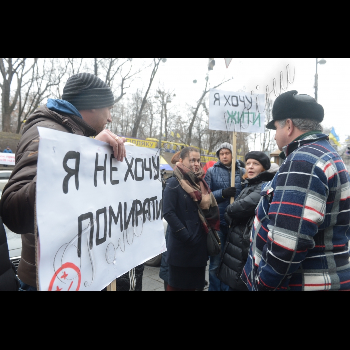 Біля КМУ відбулася акція «Приречені», під час якої пацієнти, обурені недофінансованим проектом бюджету-2016 на закупівлю ліків для важкохворих українців, вишикуються в живу стіну навпроти Кабінету міністрів України.  Учасники  вимагатимуть забезпечити пацієнтів потрібним лікуванням та закласти у Бюджет на 2016 рік кошти для лікування важкохворих українців, що розраховані МОЗ. Під час акції активісти проведуть прес-брифінг, в якому візьмуть участь: Ольга Стефанишина, БФ «Пацієнти України»; Ірина Ревенко, пацієнтка, хвора на гепатит В і С, активіст БФ “Пацієнти України”; Дмитро Шерембей, ВБО “Всеукраїнська мережа ЛЖВ”; Наталія Тимощук, громадська спілка «Орфалайф-Україна»  