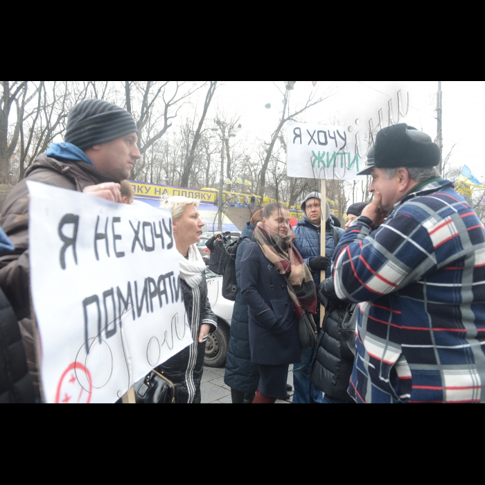 Біля КМУ відбулася акція «Приречені», під час якої пацієнти, обурені недофінансованим проектом бюджету-2016 на закупівлю ліків для важкохворих українців, вишикуються в живу стіну навпроти Кабінету міністрів України.  Учасники  вимагатимуть забезпечити пацієнтів потрібним лікуванням та закласти у Бюджет на 2016 рік кошти для лікування важкохворих українців, що розраховані МОЗ. Під час акції активісти проведуть прес-брифінг, в якому візьмуть участь: Ольга Стефанишина, БФ «Пацієнти України»; Ірина Ревенко, пацієнтка, хвора на гепатит В і С, активіст БФ “Пацієнти України”; Дмитро Шерембей, ВБО “Всеукраїнська мережа ЛЖВ”; Наталія Тимощук, громадська спілка «Орфалайф-Україна»  
