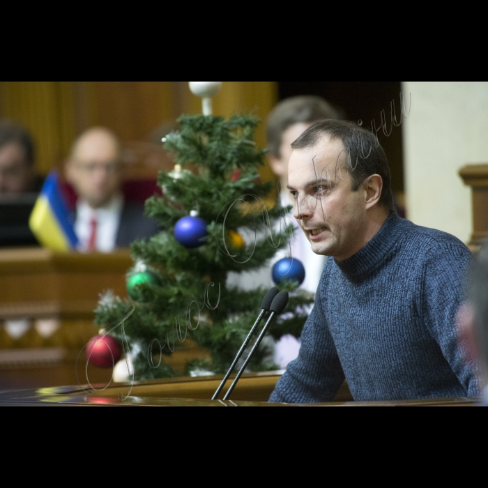 На пленарному засіданні Верховної Ради у присутності Прем’єр-міністра України Арсенія Яценюка і членів Кабінету міністрів народні депутати прийняли закон про вибори у Кривому Розі.
На трибуні Єгор Соболєв