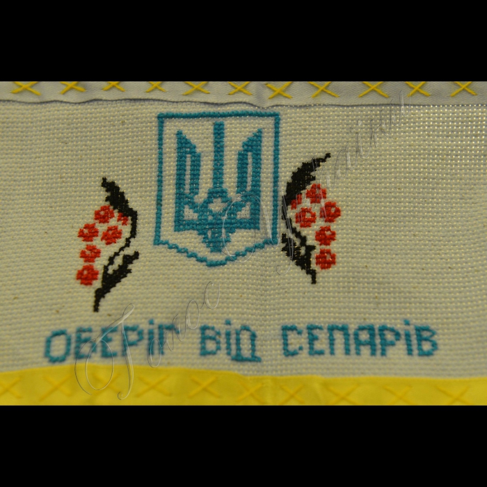 У кулуарах третього поверху Верховної Ради України відкрилась благодійна виставка творчості дітей зі Сходу України «Вишиті мрії». На виставці  представлені малюнки і вишивки дітей із Дружківки, Костянтинівки, Краматорська, Красноармійська, фотографії дітей-вимушених переселенців.  Роботи виготовлені дітьми з обмеженими можливостями та дітьми-переселенцями. 
На фото:
Експонати виставки.
Волонтери Максим Потапчук та Марина Чорна представляють твори дітей.
