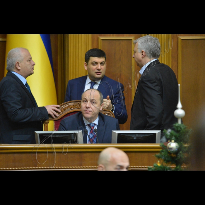 Пленарне засідання ВР України.
Степан Кубів, представник президента у ВР, Голова ВР Володимир Гройсман, заступник Голови ВР Андрій Парубій, міністр освіти Сергій Квіт