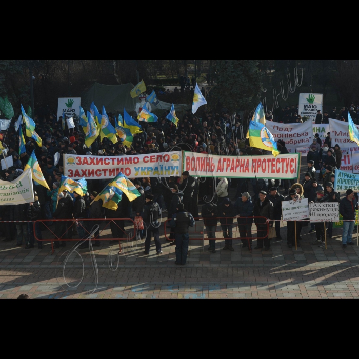 Біля ВРУ  25 тисяч аграріїв розпочали всеукраїнський аграрний страйк під гаслом: «Не дамо знищити Україну! Немає села – немає держави!». Учасники досі не розуміють  позицію уряду і парламенту щодо вимог, озвучених представниками галузі під час масової акції протесту 17 грудня. Тому Страйковий комітет ухвалив рішення про проведення мирної акції протесту в день можливого голосування за бюджет. Аграрії вимагають збереження спеціального режиму ПДВ та спрощеної системи оподаткування як основи для стабільного функціонування аграрного сектору. Також вважають неприпустимим обговорення змін до Податкового законодавства та бюджету без участі профільних аграрних асоціацій, представників фермерського руху та людей, чиє життя безпосередньо залежить від стабільної роботи аграрного сектору.
