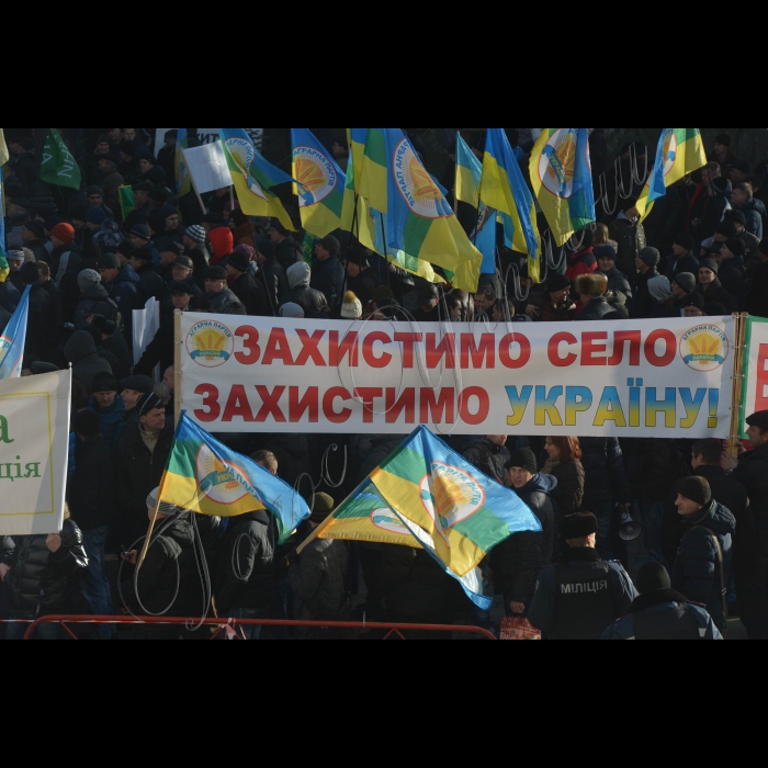 Біля ВРУ  25 тисяч аграріїв розпочали всеукраїнський аграрний страйк під гаслом: «Не дамо знищити Україну! Немає села – немає держави!». Учасники досі не розуміють  позицію уряду і парламенту щодо вимог, озвучених представниками галузі під час масової акції протесту 17 грудня. Тому Страйковий комітет ухвалив рішення про проведення мирної акції протесту в день можливого голосування за бюджет. Аграрії вимагають збереження спеціального режиму ПДВ та спрощеної системи оподаткування як основи для стабільного функціонування аграрного сектору. Також вважають неприпустимим обговорення змін до Податкового законодавства та бюджету без участі профільних аграрних асоціацій, представників фермерського руху та людей, чиє життя безпосередньо залежить від стабільної роботи аграрного сектору.