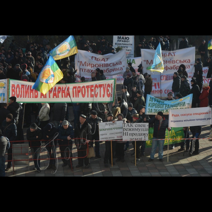 Біля ВРУ  25 тисяч аграріїв розпочали всеукраїнський аграрний страйк під гаслом: «Не дамо знищити Україну! Немає села – немає держави!». Учасники досі не розуміють  позицію уряду і парламенту щодо вимог, озвучених представниками галузі під час масової акції протесту 17 грудня. Тому Страйковий комітет ухвалив рішення про проведення мирної акції протесту в день можливого голосування за бюджет. Аграрії вимагають збереження спеціального режиму ПДВ та спрощеної системи оподаткування як основи для стабільного функціонування аграрного сектору. Також вважають неприпустимим обговорення змін до Податкового законодавства та бюджету без участі профільних аграрних асоціацій, представників фермерського руху та людей, чиє життя безпосередньо залежить від стабільної роботи аграрного сектору.