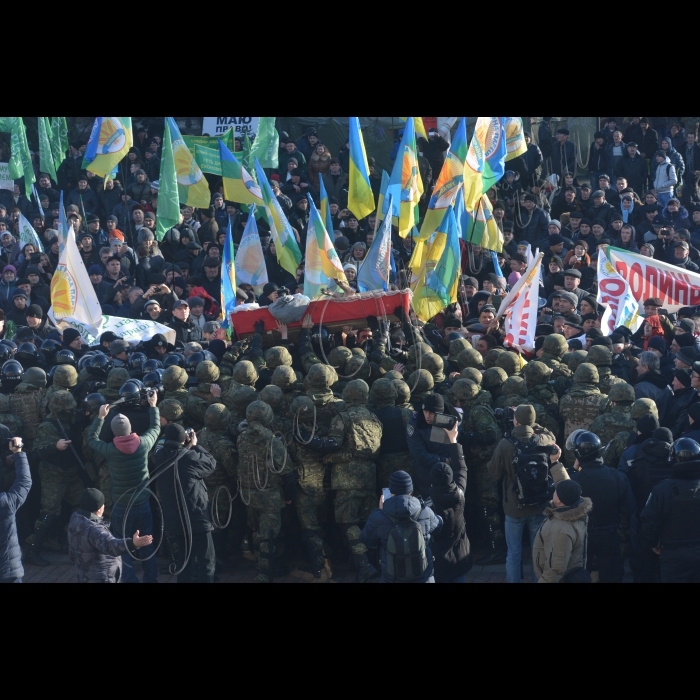 Біля ВРУ  25 тисяч аграріїв розпочали всеукраїнський аграрний страйк під гаслом: «Не дамо знищити Україну! Немає села – немає держави!». Учасники досі не розуміють  позицію уряду і парламенту щодо вимог, озвучених представниками галузі під час масової акції протесту 17 грудня. Тому Страйковий комітет ухвалив рішення про проведення мирної акції протесту в день можливого голосування за бюджет. Аграрії вимагають збереження спеціального режиму ПДВ та спрощеної системи оподаткування як основи для стабільного функціонування аграрного сектору. Також вважають неприпустимим обговорення змін до Податкового законодавства та бюджету без участі профільних аграрних асоціацій, представників фермерського руху та людей, чиє життя безпосередньо залежить від стабільної роботи аграрного сектору.
Труна зі свинею, як символ тваринницва, що гине