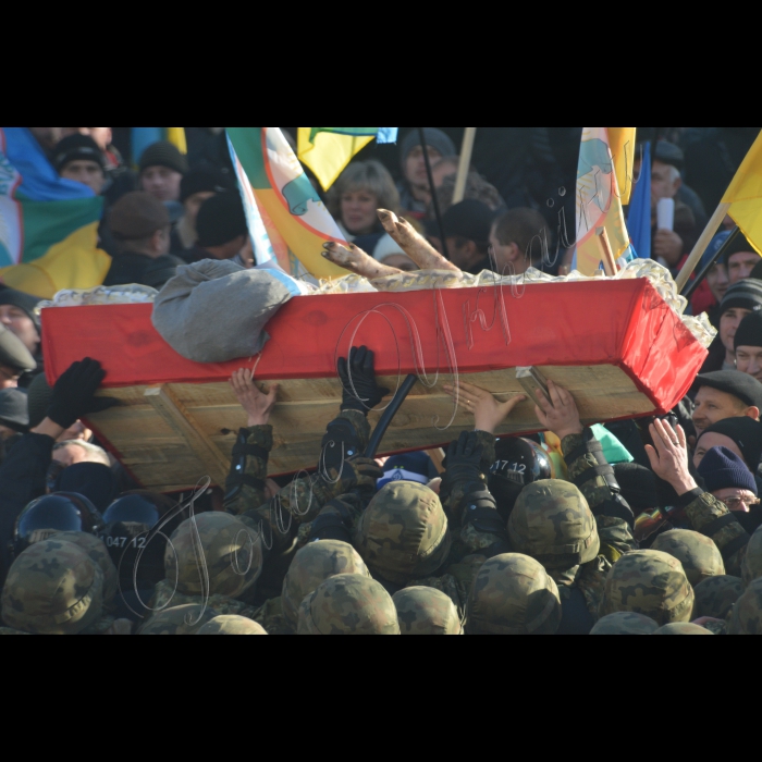 Біля ВРУ  25 тисяч аграріїв розпочали всеукраїнський аграрний страйк під гаслом: «Не дамо знищити Україну! Немає села – немає держави!». Учасники досі не розуміють  позицію уряду і парламенту щодо вимог, озвучених представниками галузі під час масової акції протесту 17 грудня. Тому Страйковий комітет ухвалив рішення про проведення мирної акції протесту в день можливого голосування за бюджет. Аграрії вимагають збереження спеціального режиму ПДВ та спрощеної системи оподаткування як основи для стабільного функціонування аграрного сектору. Також вважають неприпустимим обговорення змін до Податкового законодавства та бюджету без участі профільних аграрних асоціацій, представників фермерського руху та людей, чиє життя безпосередньо залежить від стабільної роботи аграрного сектору.
Труна зі свинею, як символ тваринницва, що гине