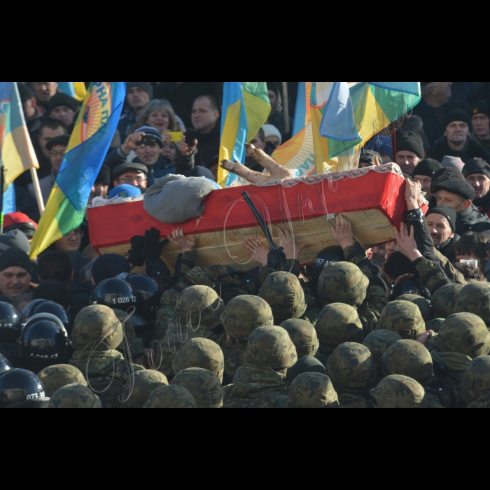 Біля ВРУ  25 тисяч аграріїв розпочали всеукраїнський аграрний страйк під гаслом: «Не дамо знищити Україну! Немає села – немає держави!». Учасники досі не розуміють  позицію уряду і парламенту щодо вимог, озвучених представниками галузі під час масової акції протесту 17 грудня. Тому Страйковий комітет ухвалив рішення про проведення мирної акції протесту в день можливого голосування за бюджет. Аграрії вимагають збереження спеціального режиму ПДВ та спрощеної системи оподаткування як основи для стабільного функціонування аграрного сектору. Також вважають неприпустимим обговорення змін до Податкового законодавства та бюджету без участі профільних аграрних асоціацій, представників фермерського руху та людей, чиє життя безпосередньо залежить від стабільної роботи аграрного сектору.
Труна зі свинею, як символ тваринницва, що гине