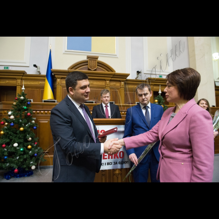 Голова ВР України Володимир Гройсман привітав працівників Апарату Верховної Ради України з Новим Роком, вручив державні нагороди народним депутатам і працівникам Апарату.
Орден Княгині Ольги отримує народний депутат України Лілія Гриневич;
