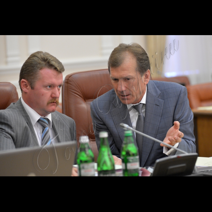 Київ.  Під головуванням Прем’єр-міністра України Миколи Азарова відбулось засідання Кабінету Міністрів України. На порядку денному - Про внесення зміни до пункту 9 розділу II „Прикінцеві положення” Закону України „Про внесення змін до деяких законодавчих актів України” (щодо приведення законодавства України у відповідність із законодавством ЄС в частині виконання зобов’язань, передбачених Протоколом про приєднання України до Договору про заснування  Енергетичного Співтовариства): міністра оборони Павла Лебедєва, міністра юстиції Олександра Лавриновича.
Заступник міністра соціальної політики В’ячеслав Коломієць, міністр молоді та спорту України Равіль Сафіуллін (праворуч).