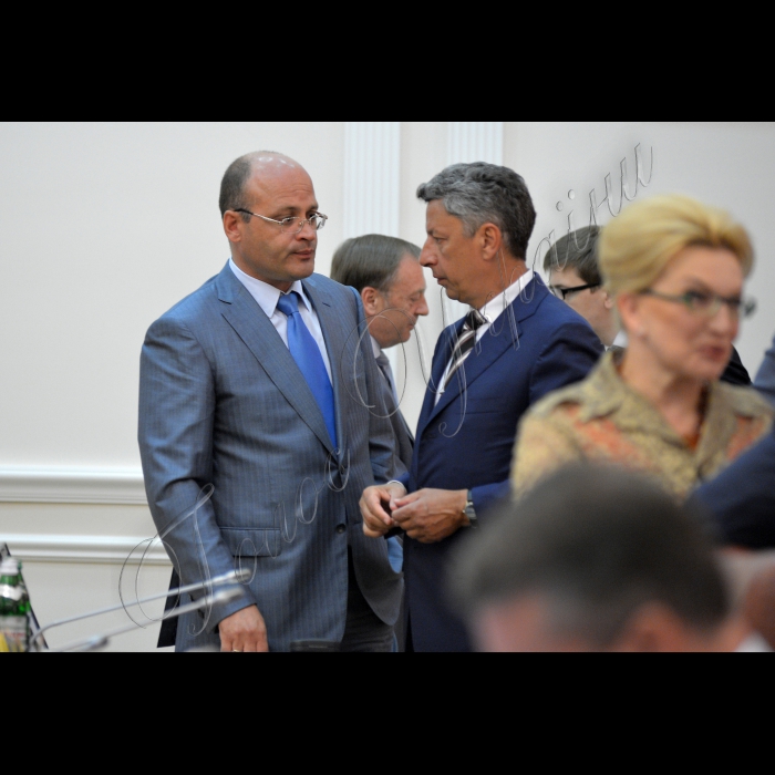 Київ.  Під головуванням Прем’єр-міністра України Миколи Азарова відбулось засідання Кабінету Міністрів України. На порядку денному - Про внесення зміни до пункту 9 розділу II „Прикінцеві положення” Закону України „Про внесення змін до деяких законодавчих актів України” (щодо приведення законодавства України у відповідність із законодавством ЄС в частині виконання зобов’язань, передбачених Протоколом про приєднання України до Договору про заснування  Енергетичного Співтовариства): міністра оборони Павла Лебедєва, міністра юстиції Олександра Лавриновича.
Міністр екології та природних ресурсів України Олег Проскуряков, віце-прем'єр-міністр України  Юрій Бойко, міністр охорони здоров'я України Раїса Богатирьова.