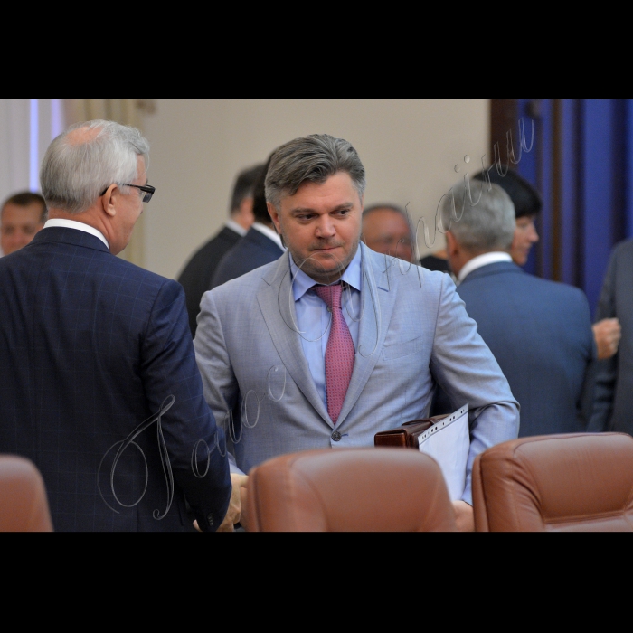 Київ.  Під головуванням Прем’єр-міністра України Миколи Азарова відбулось засідання Кабінету Міністрів України. На порядку денному - Про внесення зміни до пункту 9 розділу II „Прикінцеві положення” Закону України „Про внесення змін до деяких законодавчих актів України” (щодо приведення законодавства України у відповідність із законодавством ЄС в частині виконання зобов’язань, передбачених Протоколом про приєднання України до Договору про заснування  Енергетичного Співтовариства): міністра оборони Павла Лебедєва, міністра юстиції Олександра Лавриновича.
Міністр енергетики та вугільної промисловості України Едуард Ставицький.