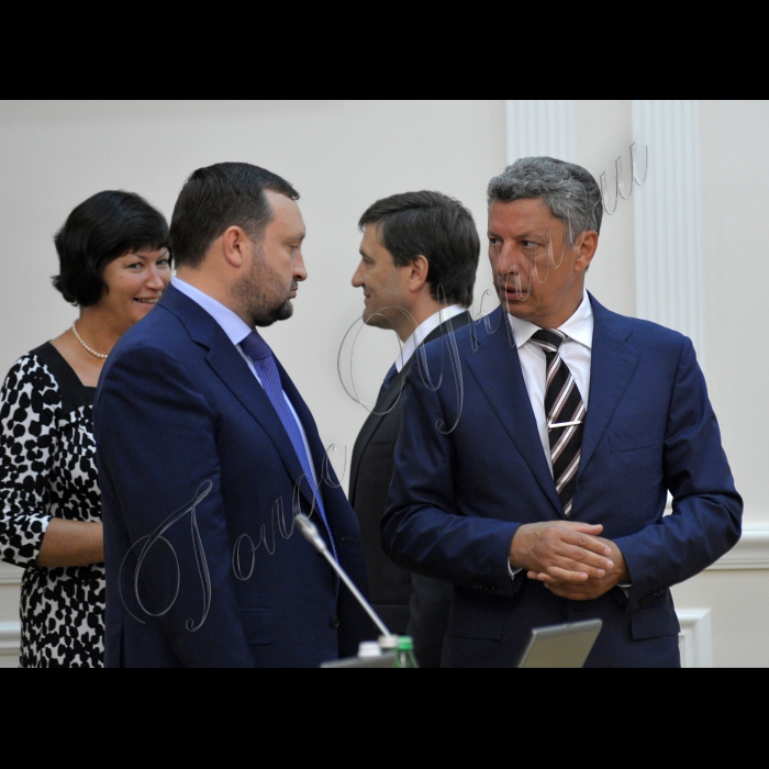 Київ.  Під головуванням Прем’єр-міністра України Миколи Азарова відбулось засідання Кабінету Міністрів України. На порядку денному - Про внесення зміни до пункту 9 розділу II „Прикінцеві положення” Закону України „Про внесення змін до деяких законодавчих актів України” (щодо приведення законодавства України у відповідність із законодавством ЄС в частині виконання зобов’язань, передбачених Протоколом про приєднання України до Договору про заснування  Енергетичного Співтовариства): міністра оборони Павла Лебедєва, міністра юстиції Олександра Лавриновича.
Віце-прем'єр-міністр України  Юрій Бойко, Перший віце-прем'єр-міністр України Сергій Арбузов. 