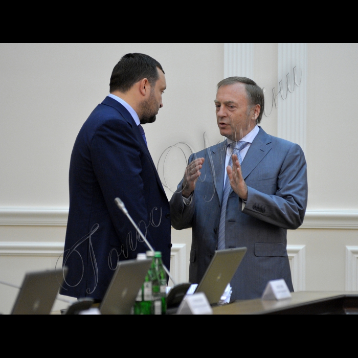 Київ.  Під головуванням Прем’єр-міністра України Миколи Азарова відбулось засідання Кабінету Міністрів України. На порядку денному - Про внесення зміни до пункту 9 розділу II „Прикінцеві положення” Закону України „Про внесення змін до деяких законодавчих актів України” (щодо приведення законодавства України у відповідність із законодавством ЄС в частині виконання зобов’язань, передбачених Протоколом про приєднання України до Договору про заснування  Енергетичного Співтовариства): міністра оборони Павла Лебедєва, міністра юстиції Олександра Лавриновича.
Перший віце-прем'єр-міністр України Сергій Арбузов, міністр юстиції України Олександр Лавринович.