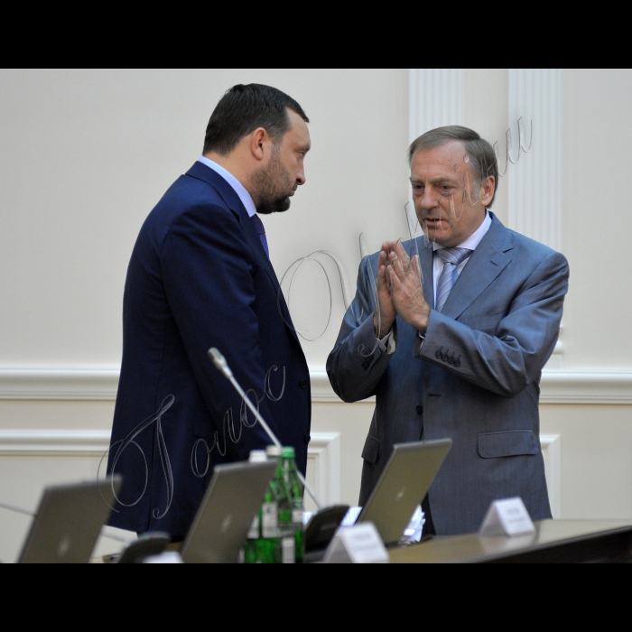 Київ.  Під головуванням Прем’єр-міністра України Миколи Азарова відбулось засідання Кабінету Міністрів України. На порядку денному - Про внесення зміни до пункту 9 розділу II „Прикінцеві положення” Закону України „Про внесення змін до деяких законодавчих актів України” (щодо приведення законодавства України у відповідність із законодавством ЄС в частині виконання зобов’язань, передбачених Протоколом про приєднання України до Договору про заснування  Енергетичного Співтовариства): міністра оборони Павла Лебедєва, міністра юстиції Олександра Лавриновича.