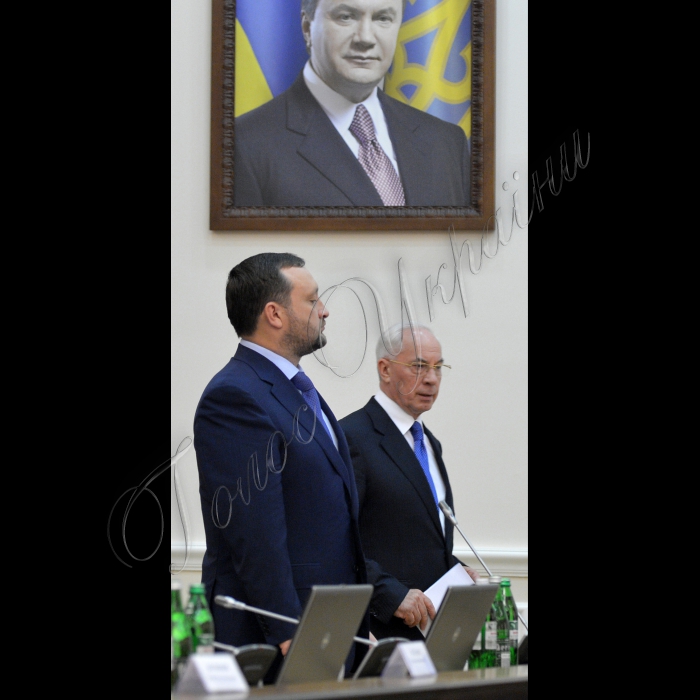 Київ.  Під головуванням Прем’єр-міністра України Миколи Азарова відбулось засідання Кабінету Міністрів України. На порядку денному - Про внесення зміни до пункту 9 розділу II „Прикінцеві положення” Закону України „Про внесення змін до деяких законодавчих актів України” (щодо приведення законодавства України у відповідність із законодавством ЄС в частині виконання зобов’язань, передбачених Протоколом про приєднання України до Договору про заснування  Енергетичного Співтовариства): міністра оборони Павла Лебедєва, міністра юстиції Олександра Лавриновича.