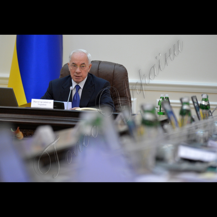 Київ.  Під головуванням Прем’єр-міністра України Миколи Азарова відбулось засідання Кабінету Міністрів України. На порядку денному - Про внесення зміни до пункту 9 розділу II „Прикінцеві положення” Закону України „Про внесення змін до деяких законодавчих актів України” (щодо приведення законодавства України у відповідність із законодавством ЄС в частині виконання зобов’язань, передбачених Протоколом про приєднання України до Договору про заснування  Енергетичного Співтовариства): міністра оборони Павла Лебедєва, міністра юстиції Олександра Лавриновича.