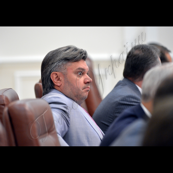 Київ.  Під головуванням Прем’єр-міністра України Миколи Азарова відбулось засідання Кабінету Міністрів України. На порядку денному - Про внесення зміни до пункту 9 розділу II „Прикінцеві положення” Закону України „Про внесення змін до деяких законодавчих актів України” (щодо приведення законодавства України у відповідність із законодавством ЄС в частині виконання зобов’язань, передбачених Протоколом про приєднання України до Договору про заснування  Енергетичного Співтовариства): міністра оборони Павла Лебедєва, міністра юстиції Олександра Лавриновича.