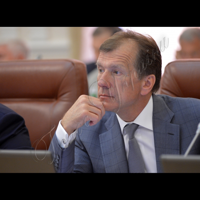 Київ.  Під головуванням Прем’єр-міністра України Миколи Азарова відбулось засідання Кабінету Міністрів України. На порядку денному - Про внесення зміни до пункту 9 розділу II „Прикінцеві положення” Закону України „Про внесення змін до деяких законодавчих актів України” (щодо приведення законодавства України у відповідність із законодавством ЄС в частині виконання зобов’язань, передбачених Протоколом про приєднання України до Договору про заснування  Енергетичного Співтовариства): міністра оборони Павла Лебедєва, міністра юстиції Олександра Лавриновича.