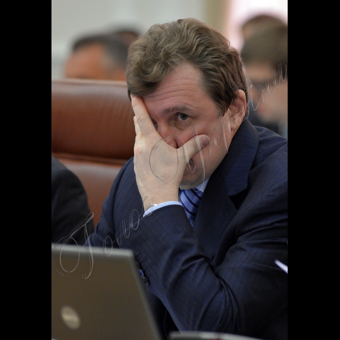 Київ.  Під головуванням Прем’єр-міністра України Миколи Азарова відбулось засідання Кабінету Міністрів України. На порядку денному - Про внесення зміни до пункту 9 розділу II „Прикінцеві положення” Закону України „Про внесення змін до деяких законодавчих актів України” (щодо приведення законодавства України у відповідність із законодавством ЄС в частині виконання зобов’язань, передбачених Протоколом про приєднання України до Договору про заснування  Енергетичного Співтовариства): міністра оборони Павла Лебедєва, міністра юстиції Олександра Лавриновича.