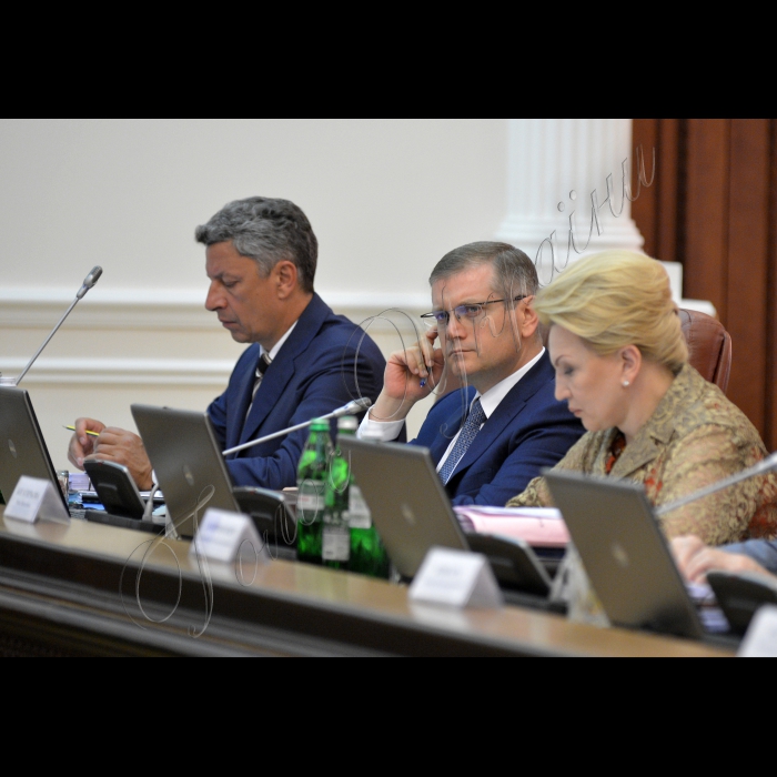 Київ.  Під головуванням Прем’єр-міністра України Миколи Азарова відбулось засідання Кабінету Міністрів України. На порядку денному - Про внесення зміни до пункту 9 розділу II „Прикінцеві положення” Закону України „Про внесення змін до деяких законодавчих актів України” (щодо приведення законодавства України у відповідність із законодавством ЄС в частині виконання зобов’язань, передбачених Протоколом про приєднання України до Договору про заснування  Енергетичного Співтовариства): міністра оборони Павла Лебедєва, міністра юстиції Олександра Лавриновича.