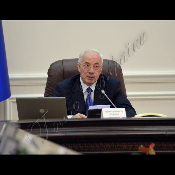 Київ.  Під головуванням Прем’єр-міністра України Миколи Азарова відбулось засідання Кабінету Міністрів України. На порядку денному - Про внесення зміни до пункту 9 розділу II „Прикінцеві положення” Закону України „Про внесення змін до деяких законодавчих актів України” (щодо приведення законодавства України у відповідність із законодавством ЄС в частині виконання зобов’язань, передбачених Протоколом про приєднання України до Договору про заснування  Енергетичного Співтовариства): міністра оборони Павла Лебедєва, міністра юстиції Олександра Лавриновича.