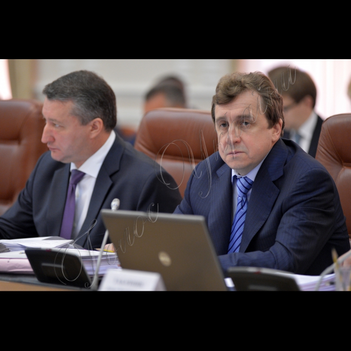 Київ.  Під головуванням Прем’єр-міністра України Миколи Азарова відбулось засідання Кабінету Міністрів України. На порядку денному - Про внесення зміни до пункту 9 розділу II „Прикінцеві положення” Закону України „Про внесення змін до деяких законодавчих актів України” (щодо приведення законодавства України у відповідність із законодавством ЄС в частині виконання зобов’язань, передбачених Протоколом про приєднання України до Договору про заснування  Енергетичного Співтовариства): міністра оборони Павла Лебедєва, міністра юстиції Олександра Лавриновича.
Міністр інфраструктури України Володимир Козак, Перший заступник міністра 
внутрішніх справ України  Віктор Дубовик.
