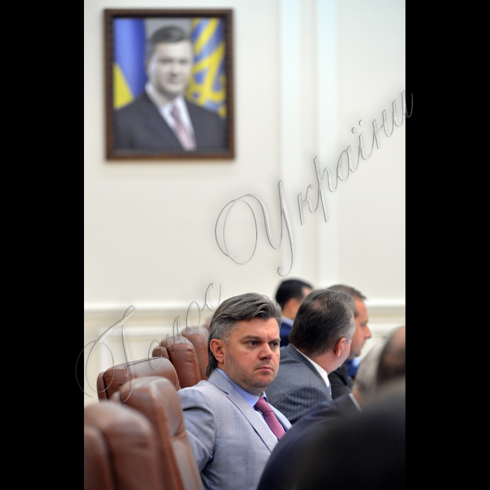 Київ.  Під головуванням Прем’єр-міністра України Миколи Азарова відбулось засідання Кабінету Міністрів України. На порядку денному - Про внесення зміни до пункту 9 розділу II „Прикінцеві положення” Закону України „Про внесення змін до деяких законодавчих актів України” (щодо приведення законодавства України у відповідність із законодавством ЄС в частині виконання зобов’язань, передбачених Протоколом про приєднання України до Договору про заснування  Енергетичного Співтовариства): міністра оборони Павла Лебедєва, міністра юстиції Олександра Лавриновича.