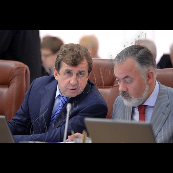 Київ.  Під головуванням Прем’єр-міністра України Миколи Азарова відбулось засідання Кабінету Міністрів України. На порядку денному - Про внесення зміни до пункту 9 розділу II „Прикінцеві положення” Закону України „Про внесення змін до деяких законодавчих актів України” (щодо приведення законодавства України у відповідність із законодавством ЄС в частині виконання зобов’язань, передбачених Протоколом про приєднання України до Договору про заснування  Енергетичного Співтовариства): міністра оборони Павла Лебедєва, міністра юстиції Олександра Лавриновича.