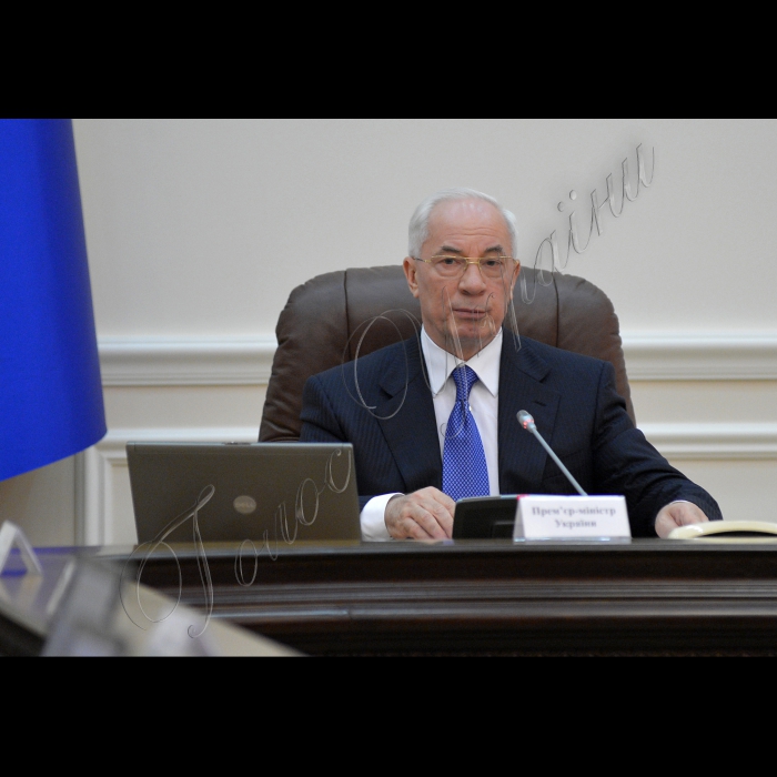 Київ.  Під головуванням Прем’єр-міністра України Миколи Азарова відбулось засідання Кабінету Міністрів України. На порядку денному - Про внесення зміни до пункту 9 розділу II „Прикінцеві положення” Закону України „Про внесення змін до деяких законодавчих актів України” (щодо приведення законодавства України у відповідність із законодавством ЄС в частині виконання зобов’язань, передбачених Протоколом про приєднання України до Договору про заснування  Енергетичного Співтовариства): міністра оборони Павла Лебедєва, міністра юстиції Олександра Лавриновича.