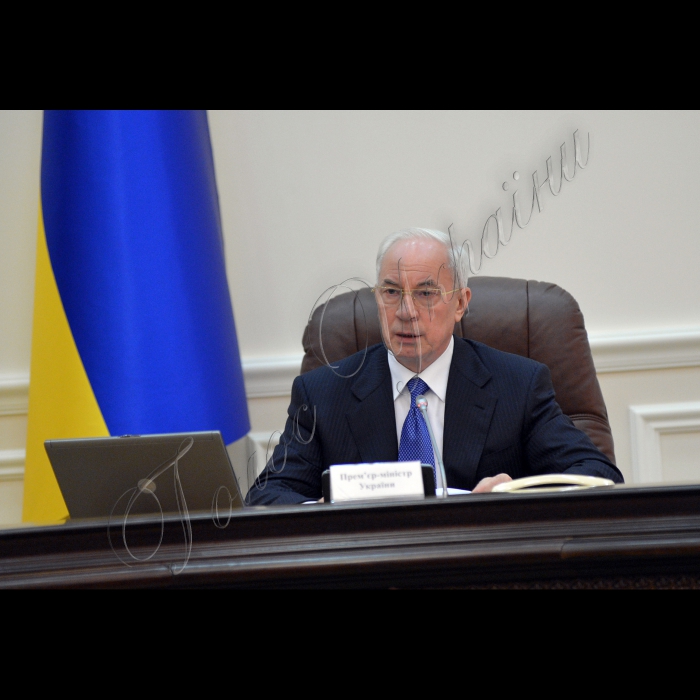 Київ.  Під головуванням Прем’єр-міністра України Миколи Азарова відбулось засідання Кабінету Міністрів України. На порядку денному - Про внесення зміни до пункту 9 розділу II „Прикінцеві положення” Закону України „Про внесення змін до деяких законодавчих актів України” (щодо приведення законодавства України у відповідність із законодавством ЄС в частині виконання зобов’язань, передбачених Протоколом про приєднання України до Договору про заснування  Енергетичного Співтовариства): міністра оборони Павла Лебедєва, міністра юстиції Олександра Лавриновича.