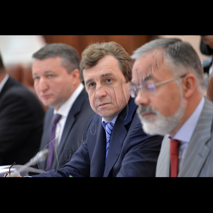 Київ.  Під головуванням Прем’єр-міністра України Миколи Азарова відбулось засідання Кабінету Міністрів України. На порядку денному - Про внесення зміни до пункту 9 розділу II „Прикінцеві положення” Закону України „Про внесення змін до деяких законодавчих актів України” (щодо приведення законодавства України у відповідність із законодавством ЄС в частині виконання зобов’язань, передбачених Протоколом про приєднання України до Договору про заснування  Енергетичного Співтовариства): міністра оборони Павла Лебедєва, міністра юстиції Олександра Лавриновича.
Міністр освіти і науки України Дмитро Табачник, міністр інфраструктури України Володимир Козак, Перший заступник міністра внутрішніх справ України  Віктор Дубовик.