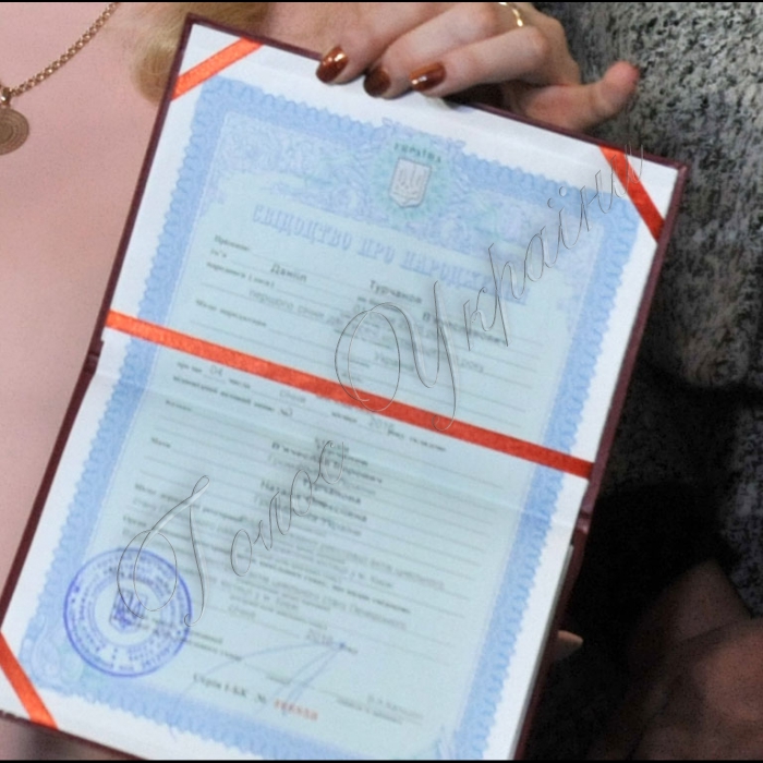 У Київському  пологовому будинку № 1 відбувся Всеукраїнський флешмоб - урочисте вручення свідоцтва про народження дітей, які народилися у період з 31 грудня  2015 року по 03 січня 2016 року. Акція відбулась в усіх містах обласного значення, які приєдналися до пілотного проекту Міністерства юстиції України, зокрема й  місті Києві.
Свідоцтво про народження.
