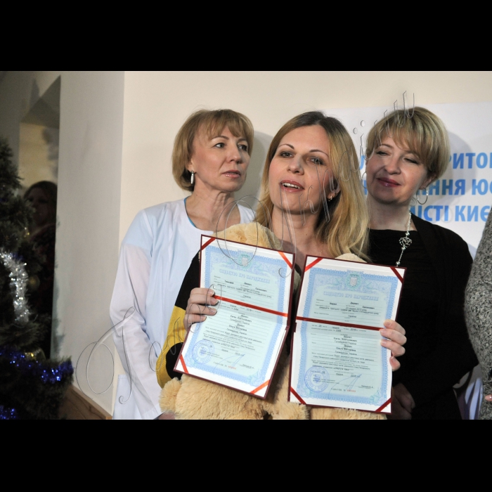 У Київському  пологовому будинку № 1 відбувся Всеукраїнський флешмоб - урочисте вручення свідоцтва про народження дітей, які народилися у період з 31 грудня  2015 року по 03 січня 2016 року. Акція відбулась в усіх містах обласного значення, які приєдналися до пілотного проекту Міністерства юстиції України, зокрема й  місті Києві.
Ольга Деркач зі свідоцтвами про народження двох братиків.