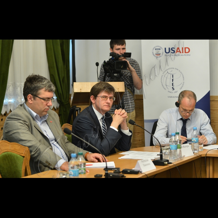 Київ. У Великий конференц-залі НАНУ відбувся круглий стіл на тему:  «Проблеми та напрями удосконалення закону про місцеві вибори». Організатори: Комітет виборців України, Громадянська мережа «ОПОРА» та представництво Міжнародної фундації виборчих систем (IFES) в Україні. Також у роботі круглого стола взяли участь народні депутати України.