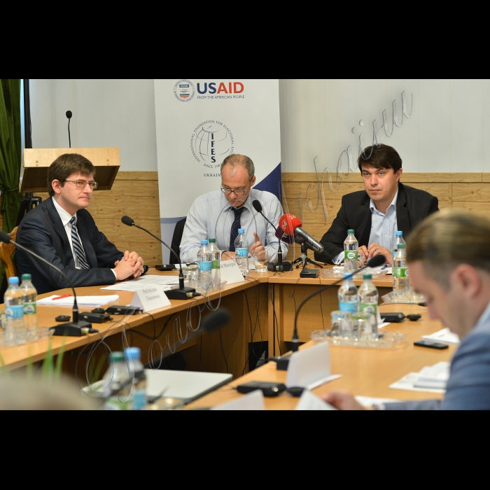 Київ. У Великий конференц-залі НАНУ відбувся круглий стіл на тему:  «Проблеми та напрями удосконалення закону про місцеві вибори». Організатори: Комітет виборців України, Громадянська мережа «ОПОРА» та представництво Міжнародної фундації виборчих систем (IFES) в Україні. Також у роботі круглого стола взяли участь народні депутати України.
