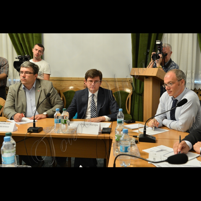 Київ. У Великий конференц-залі НАНУ відбувся круглий стіл на тему:  «Проблеми та напрями удосконалення закону про місцеві вибори». Організатори: Комітет виборців України, Громадянська мережа «ОПОРА» та представництво Міжнародної фундації виборчих систем (IFES) в Україні. Також у роботі круглого стола взяли участь народні депутати України.