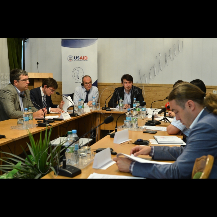Київ. У Великий конференц-залі НАНУ відбувся круглий стіл на тему:  «Проблеми та напрями удосконалення закону про місцеві вибори». Організатори: Комітет виборців України, Громадянська мережа «ОПОРА» та представництво Міжнародної фундації виборчих систем (IFES) в Україні. Також у роботі круглого стола взяли участь народні депутати України.