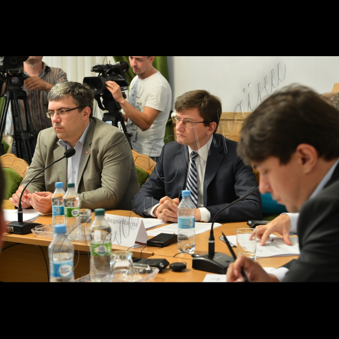 Київ. У Великий конференц-залі НАНУ відбувся круглий стіл на тему:  «Проблеми та напрями удосконалення закону про місцеві вибори». Організатори: Комітет виборців України, Громадянська мережа «ОПОРА» та представництво Міжнародної фундації виборчих систем (IFES) в Україні. Також у роботі круглого стола взяли участь народні депутати України.