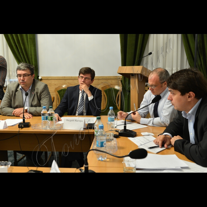 Київ. У Великий конференц-залі НАНУ відбувся круглий стіл на тему:  «Проблеми та напрями удосконалення закону про місцеві вибори». Організатори: Комітет виборців України, Громадянська мережа «ОПОРА» та представництво Міжнародної фундації виборчих систем (IFES) в Україні. Також у роботі круглого стола взяли участь народні депутати України.
Народний депутат України Ростислав Павленко, заступник голови Центральної виборчої комісії Андрій Магера, директор представництва IFES в Україні Девід Енніс, експерт 