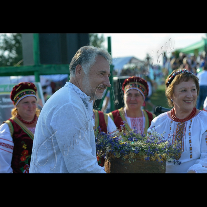 Всеукраїнський фольклорний фестиваль «Купальські роси»  вп’яте  пройшов у селі Немиринці Ружинського району Житомирської області.
Засновник фестивалю Павло Жебрівський та його дружина Валентина.