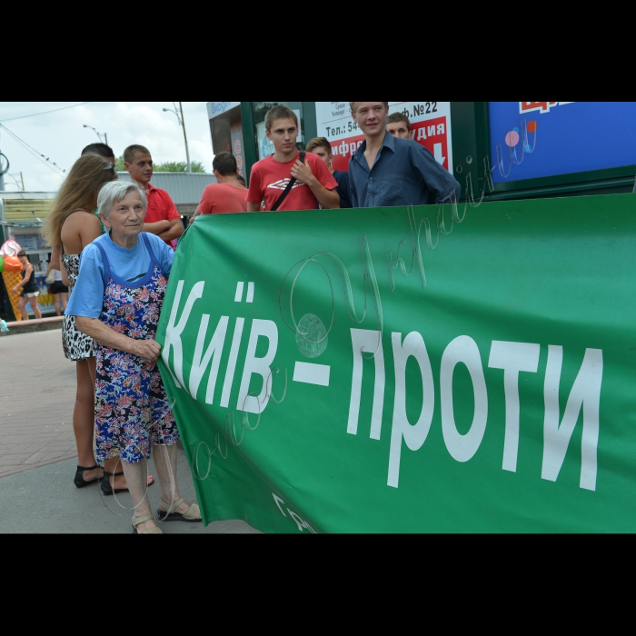 Відбулась акція протесту «Не дай себе зламати!» Біля метро «Лісова», на території транспортної розв’язки, Київрада виділила землю під будівництво чергового торговельно-розва¬жального центру -- за три кроки поруч із побудованим раніше.  Було вилучено 1,71 га та 2,3 га у КП «Дарницьке лісопаркове господарство», куди ввійшла частина землі парку «Кіото». Уся ця земля була передана ТОВ «ЖенСан», яке одразу розпочало засмічувати парк ганделиками та наливайками. У результаті «діяльності» «ЖенСану» почали чахнути й пропадати столітні сосни. На їх місці планують побудувати японський ресторан. Організатор акції: Громадянська ініціатива «Армія порятунку Лісового масиву».
Під час акції пікетувальники зламали паркан навколо будівництва.

